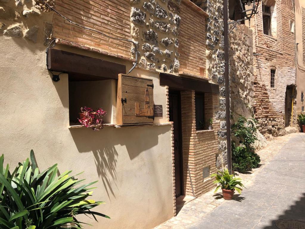 赫里卡Casa Puri的花箱在建筑物的一侧