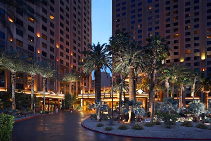 拉斯维加斯Hilton Grand Vacation Club The Boulevard的一座楼前种有棕榈树的庭院