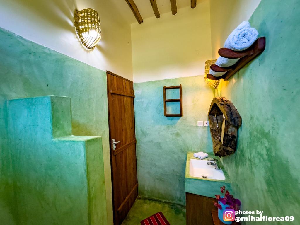 MakunduchiTofauti Inn的一间带水槽和卫生间的浴室
