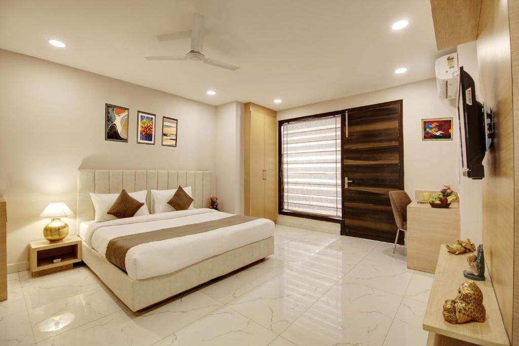 古尔冈Limewood Stay - Corporate Huda City Centre的一间卧室设有一张大床和一个窗户。