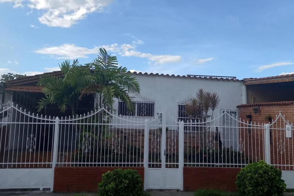 巴伦西亚Casa-Quinta c-lindo Amb Familiar的房屋前的白色围栏