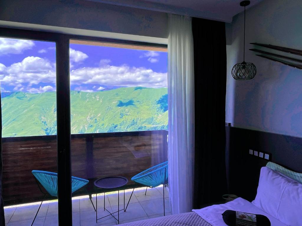 古多里Luxury hotel room with amazing views的卧室设有山景窗户。