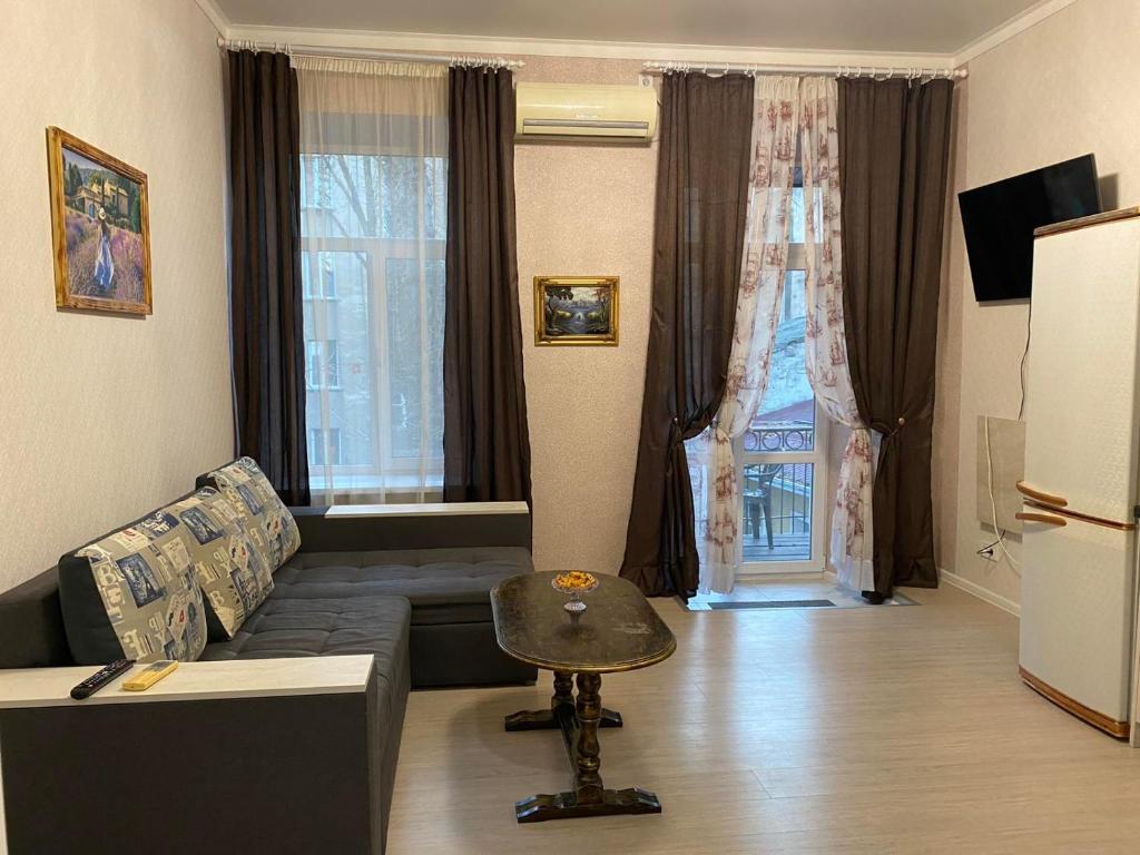 敖德萨Елисаветинская 15的带沙发和窗户的客厅