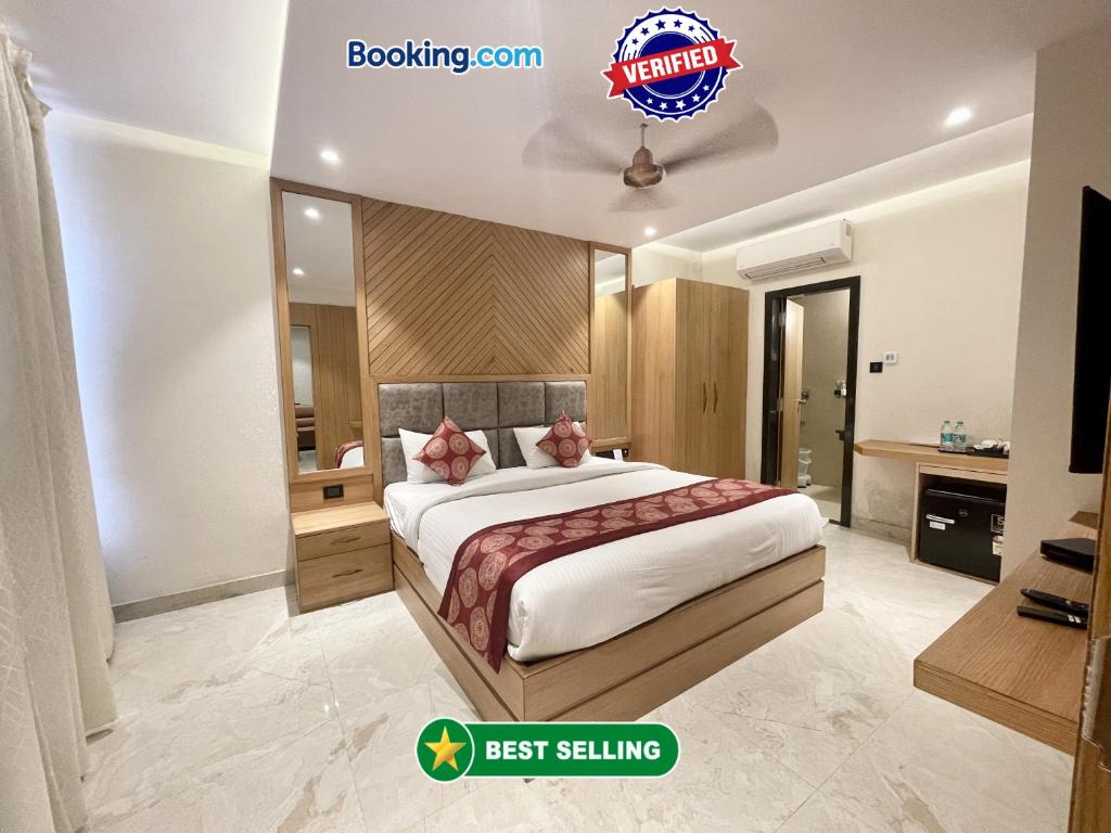 瓦拉纳西HOTEL SARC ! VARANASI - Forɘigner's Choice ! fully Air-Conditioned hotel with Lift & Parking availability, near Kashi Vishwanath Temple, and Ganga ghat 2的一间卧室,卧室内配有一张大床