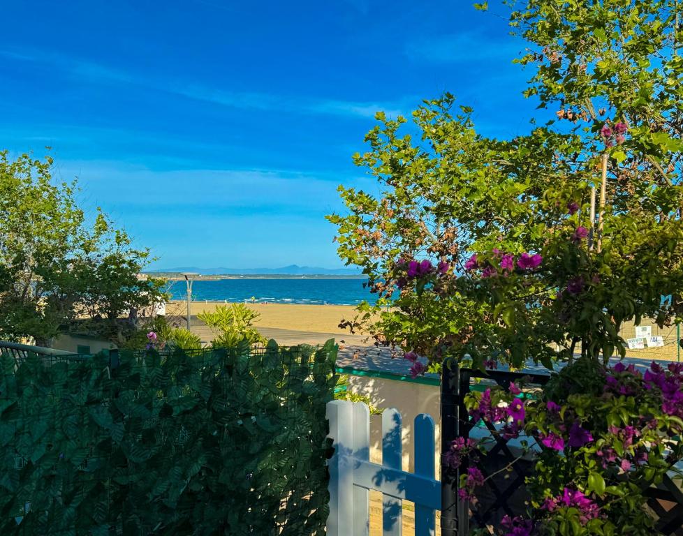 安齐奥Marco House - Seaview Apartment - Anzio的享有海滩景致的白色围栏