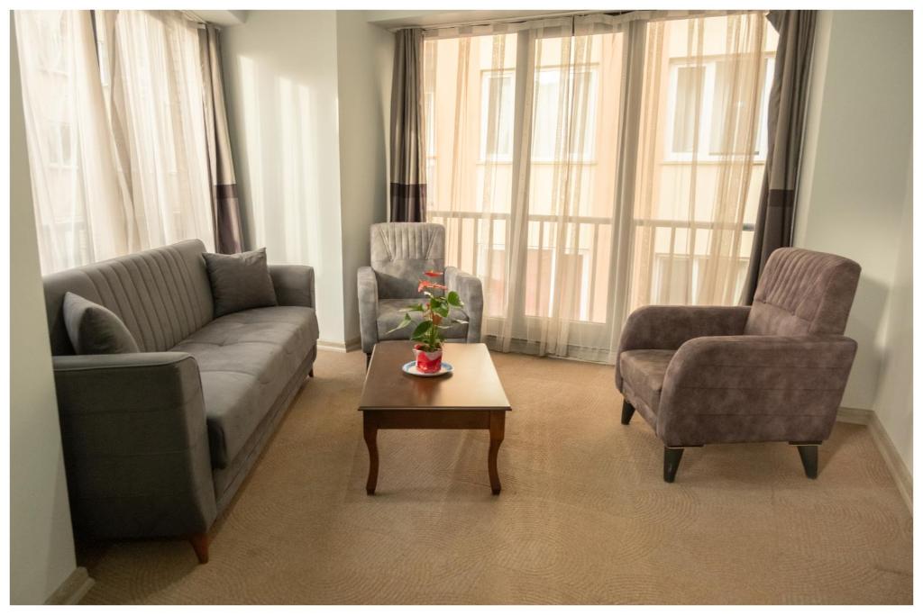 埃斯基谢希尔Last Point Süit Apart的客厅配有沙发、两把椅子和一张桌子