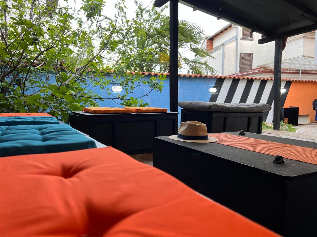 奥赫里德Blue Orange Lake Hostel的天井配有两张床和一张桌子上的帽子