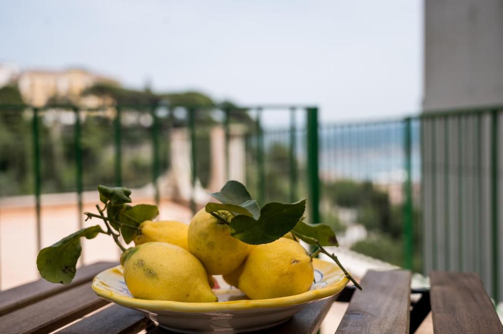 维耶特里Terrazza Mediterranea的坐在桌子上的一碗柠檬