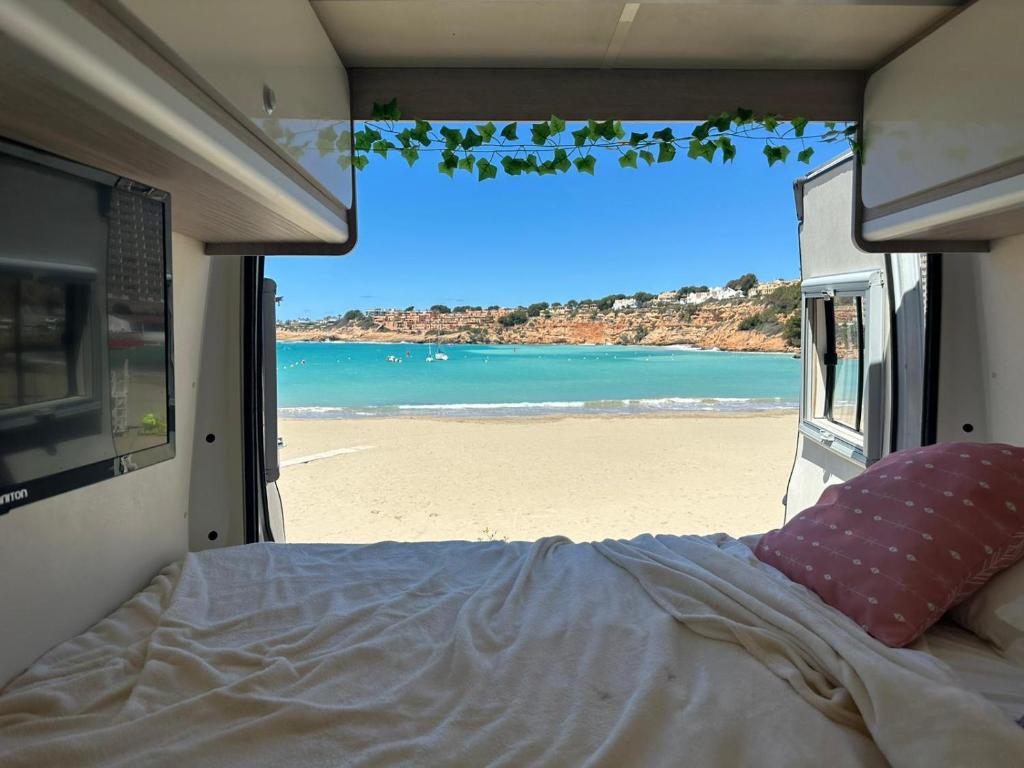 San FranceschBeautiful Campervan (Mallorca)的从rv内部可欣赏到海滩景色