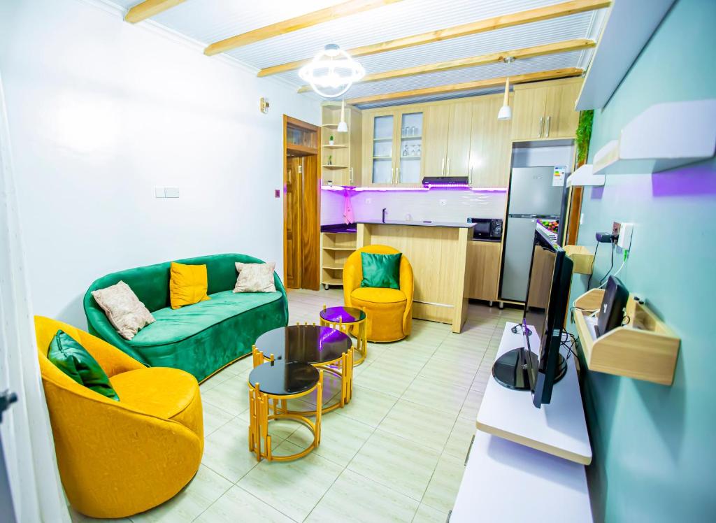 基加利Guest Suite in Kigali的客厅配有绿色沙发和黄色椅子