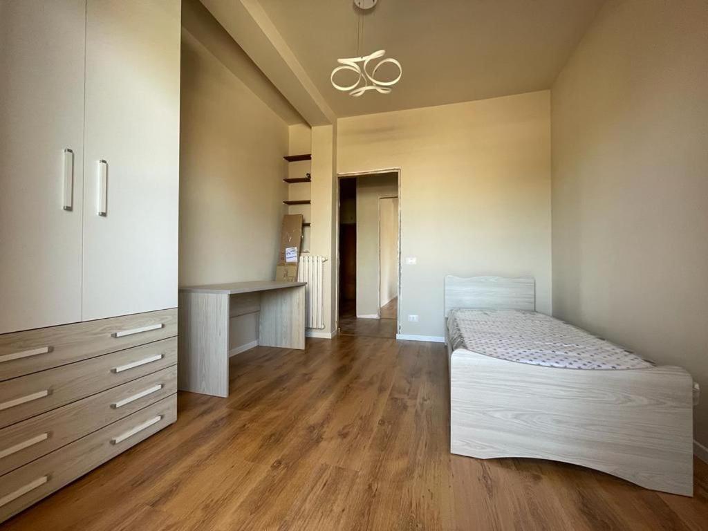 拉蒂纳StanzeLatina的一间卧室配有一张床和一个梳妆台