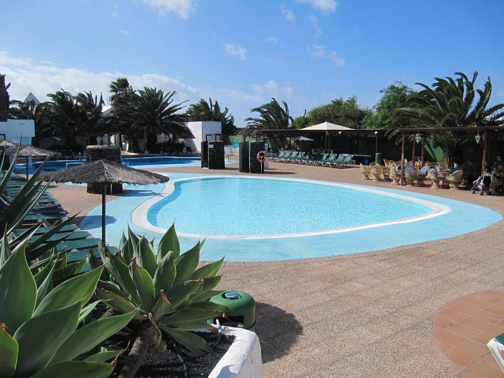 科斯塔特吉塞Lanzarote Club Tahiti - July 11, 2024 until July 17, 2024的度假村内的大型游泳池