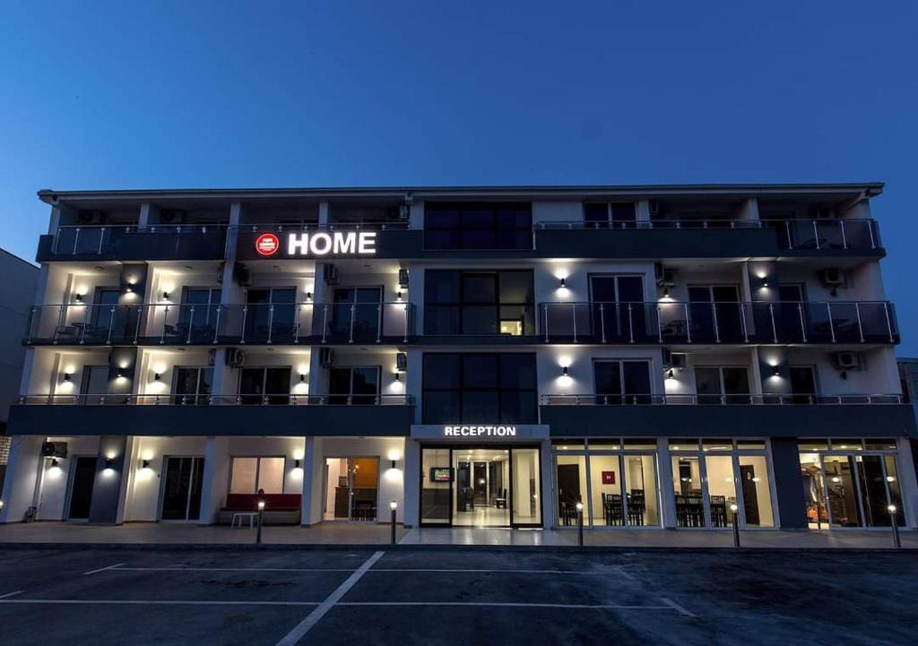 乌尔齐尼HOME HOTEL SCANDINAVIA的前面有家居标志的建筑