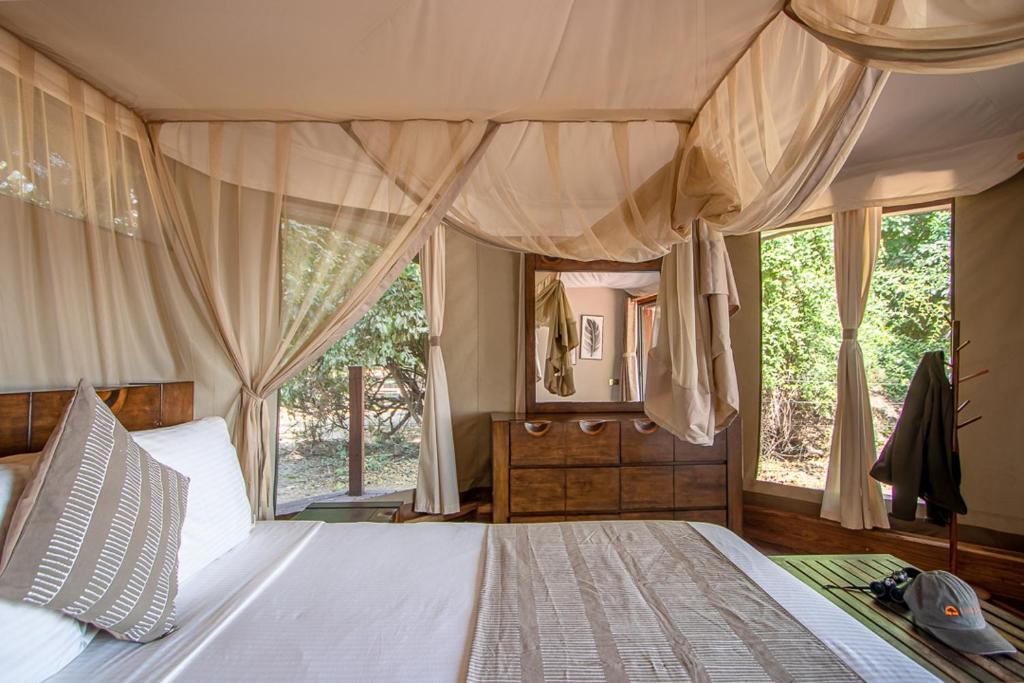 Mopani Safari Lodge客房内的一张或多张床位