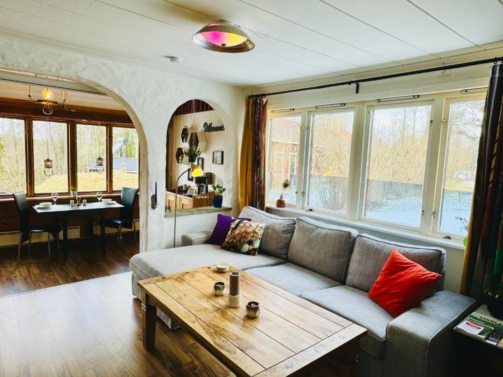 MunkforsRustic Haven Bed and Breakfast near Klarälvsbanan and Swimming area的带沙发和木桌的客厅
