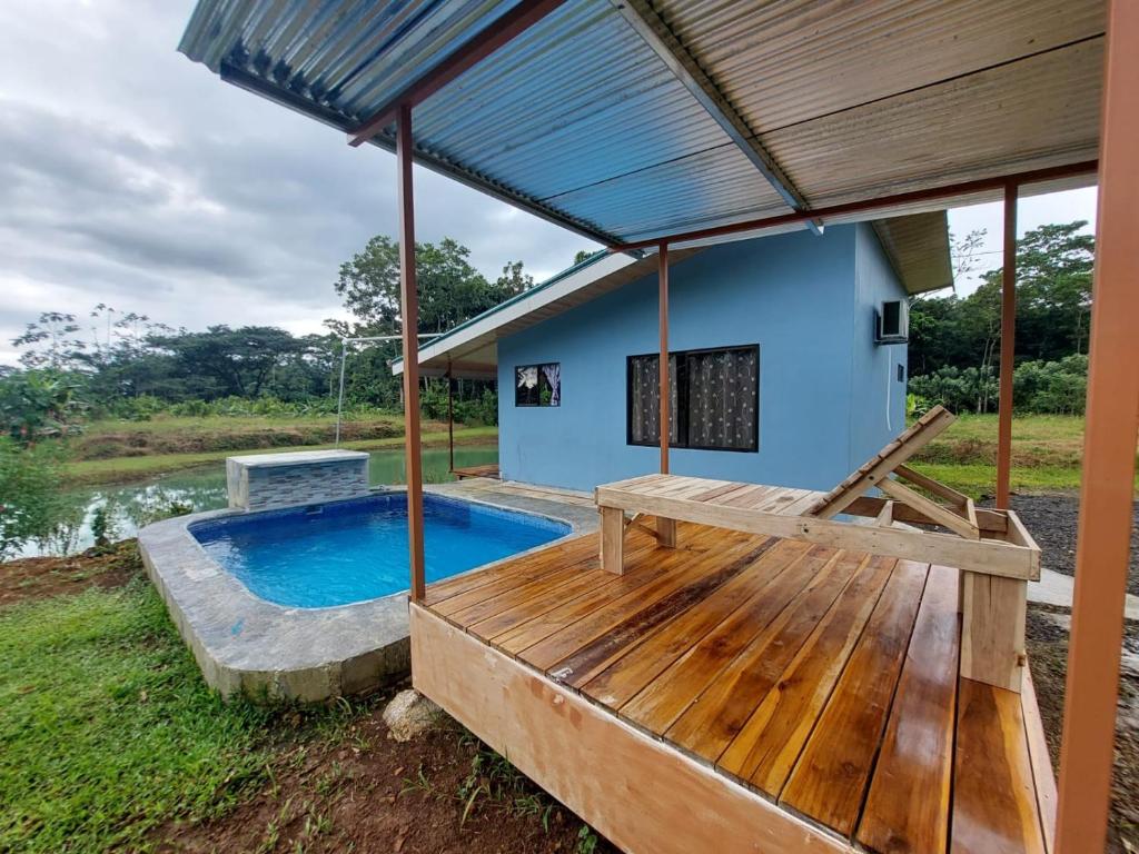 福尔图纳Arenal Surá的一座带游泳池和木甲板的房子