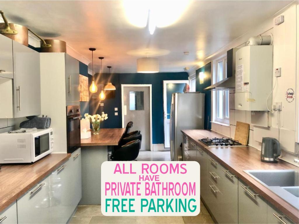 普里茅斯4Alma St的配有带阅读标志的厨房,所有客房都设有私人浴室,并提供免费停车场。