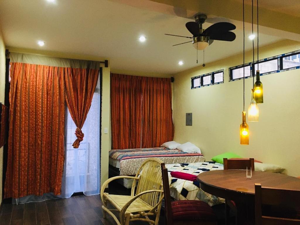 圣佩德罗拉拉古纳Apartamento Jacob的客房设有带桌子和床的卧室