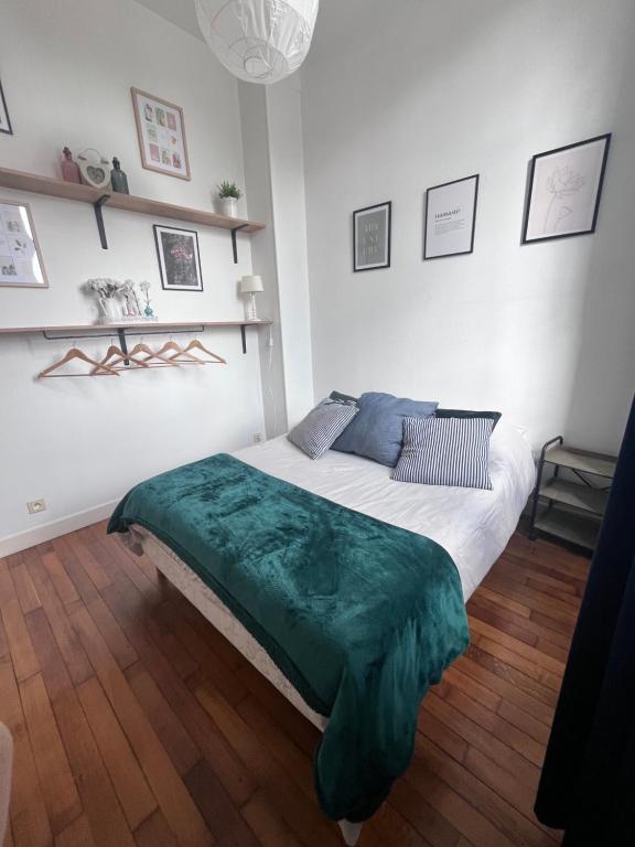 特鲁瓦Bed & Bulles的一间卧室配有一张带绿毯的床