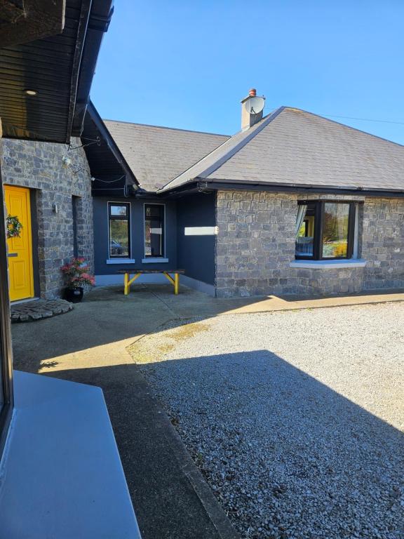LecarrowArd Aoibhinn Roscommon的一座有黄色门和车道的房子