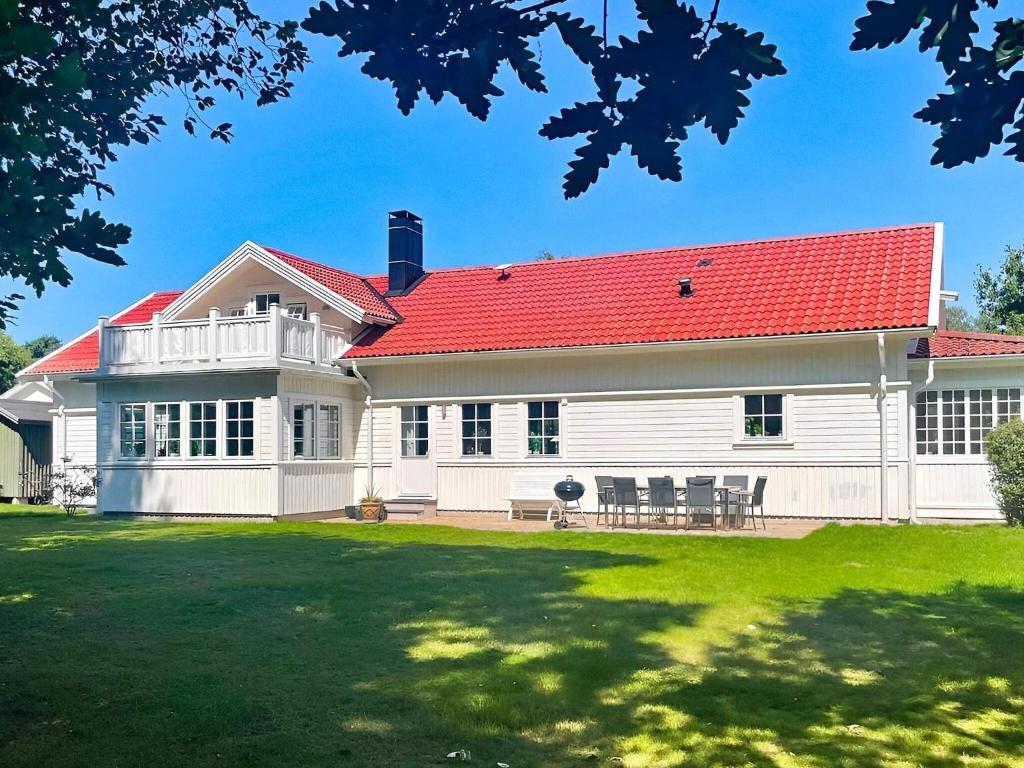 哈尔姆斯塔德Holiday home Halmstad XII的一座大型白色房屋,设有红色屋顶