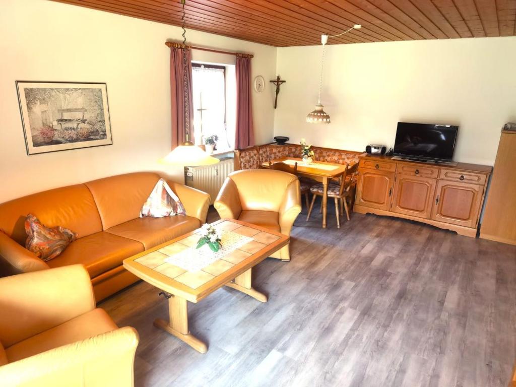 雷特温克尔Ferienwohnung Lübbers的客厅配有沙发和桌子