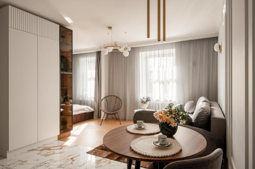 里加Beautiful Designer Apartment in Riga center的客厅配有桌子和沙发