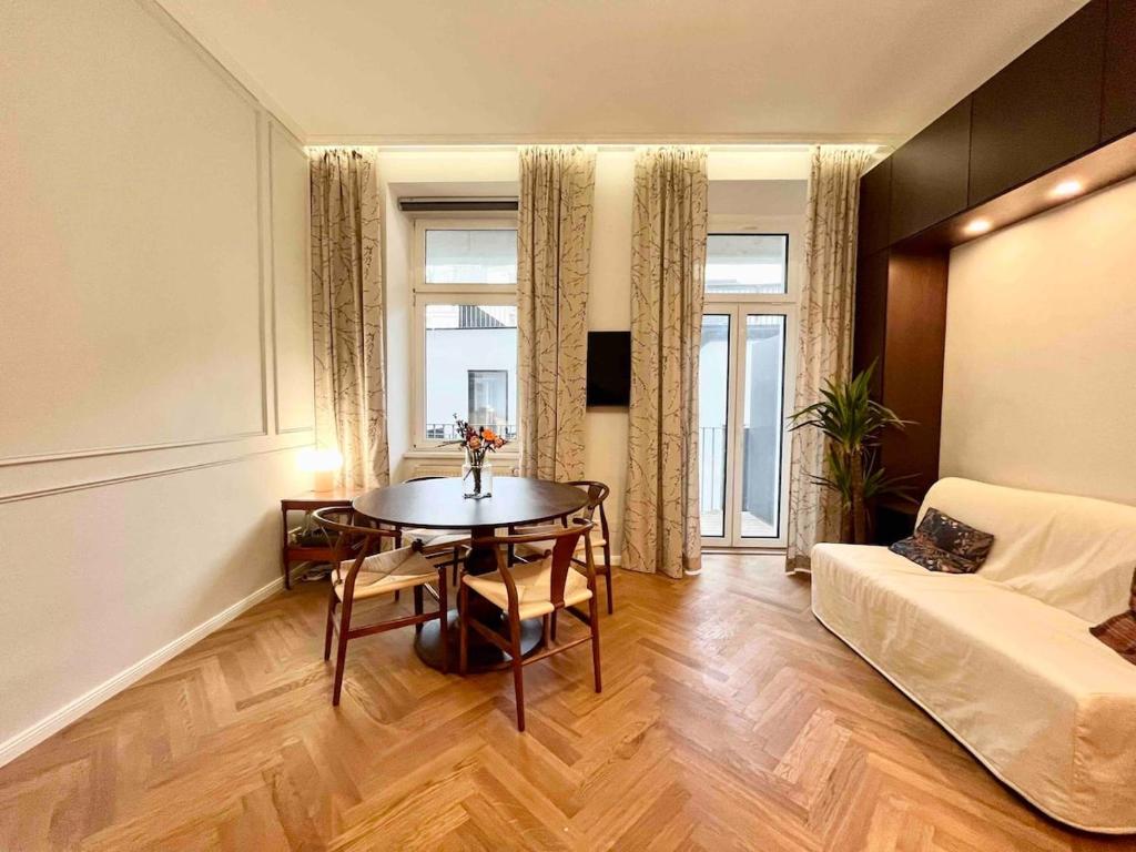 维也纳Central apartment with balcony next Augarten Park的客厅配有桌子和沙发