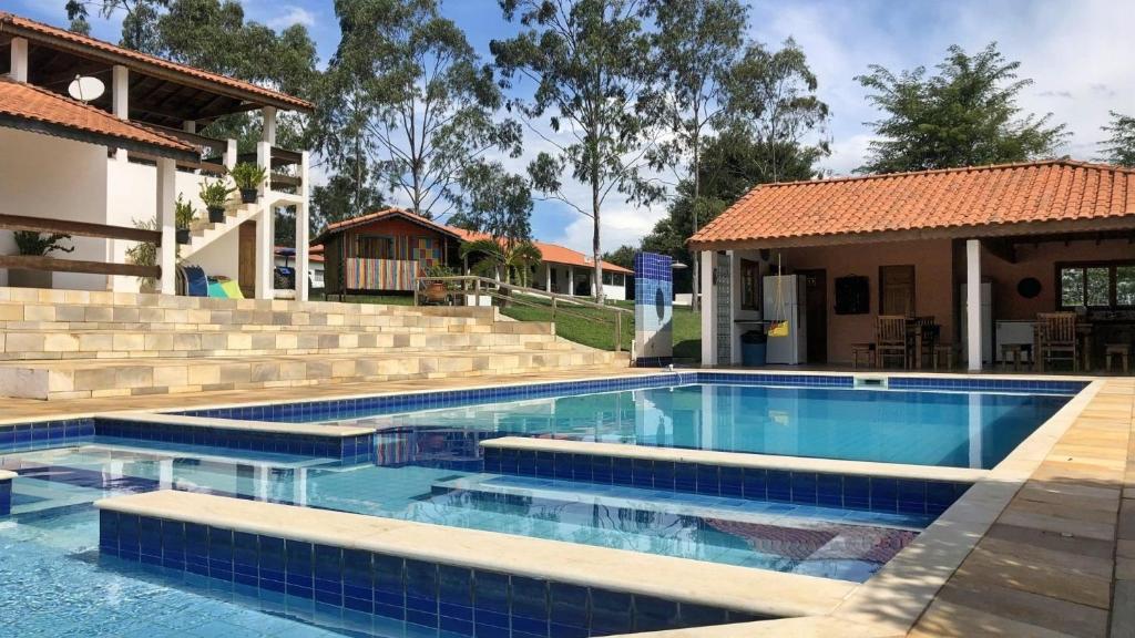 QuadraSítio São Luiz, R1: Desfrute da Natureza e Relaxe的一座带楼梯的游泳池