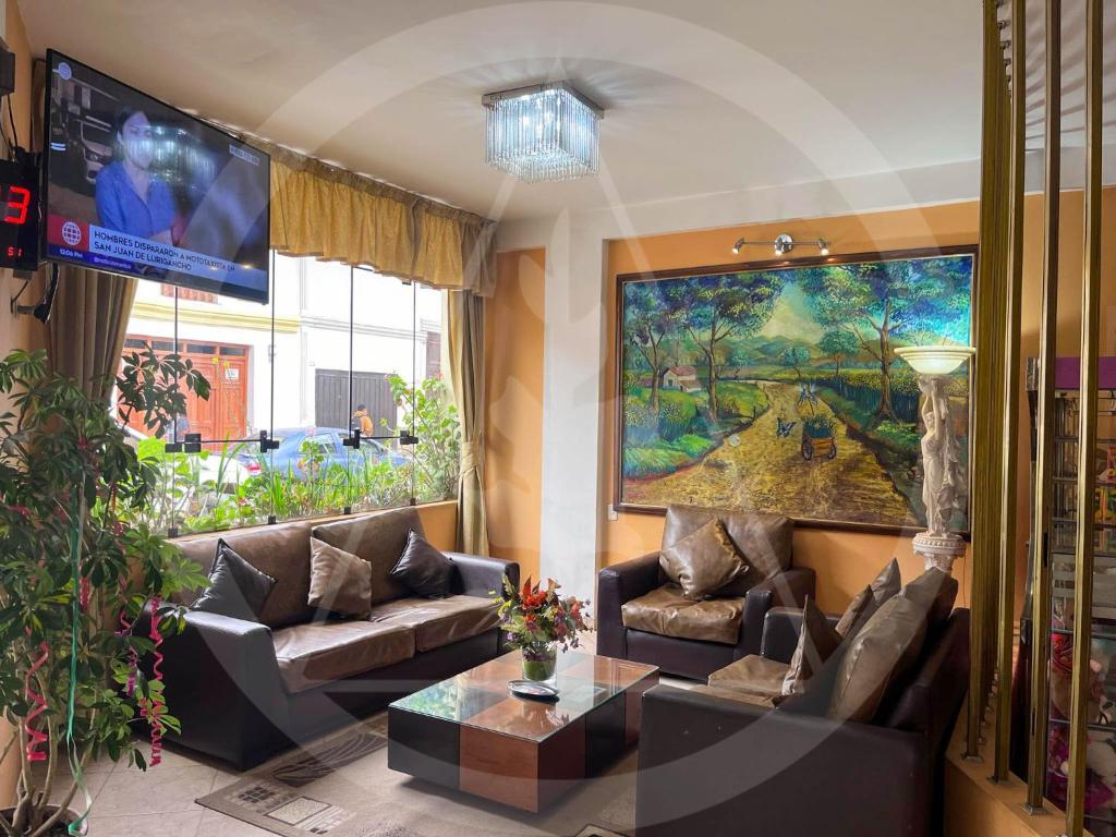 卡哈马卡Retamas Hotel EIRL的带沙发和大画的客厅