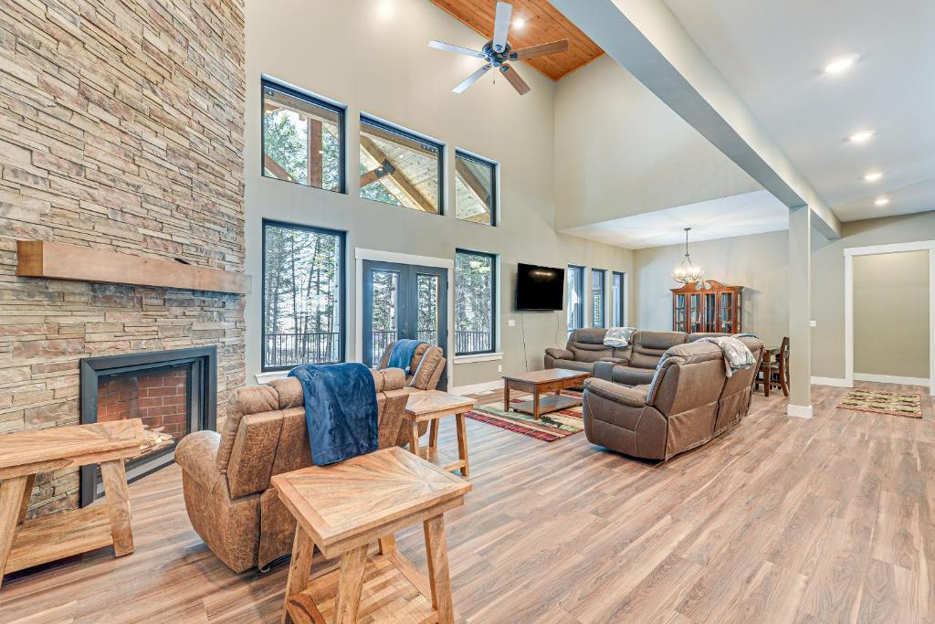 ThayneStar Valley Ranch Vacation Rental with Resort Perks!的带沙发和壁炉的客厅