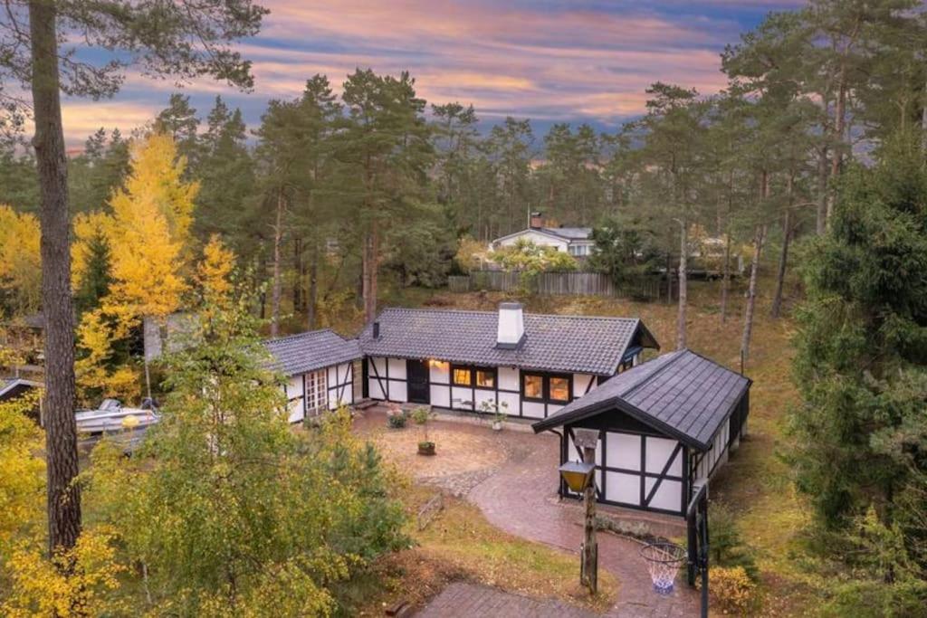 英斯约Swedish Costal Forest Hideaway的树林中房屋的空中景观