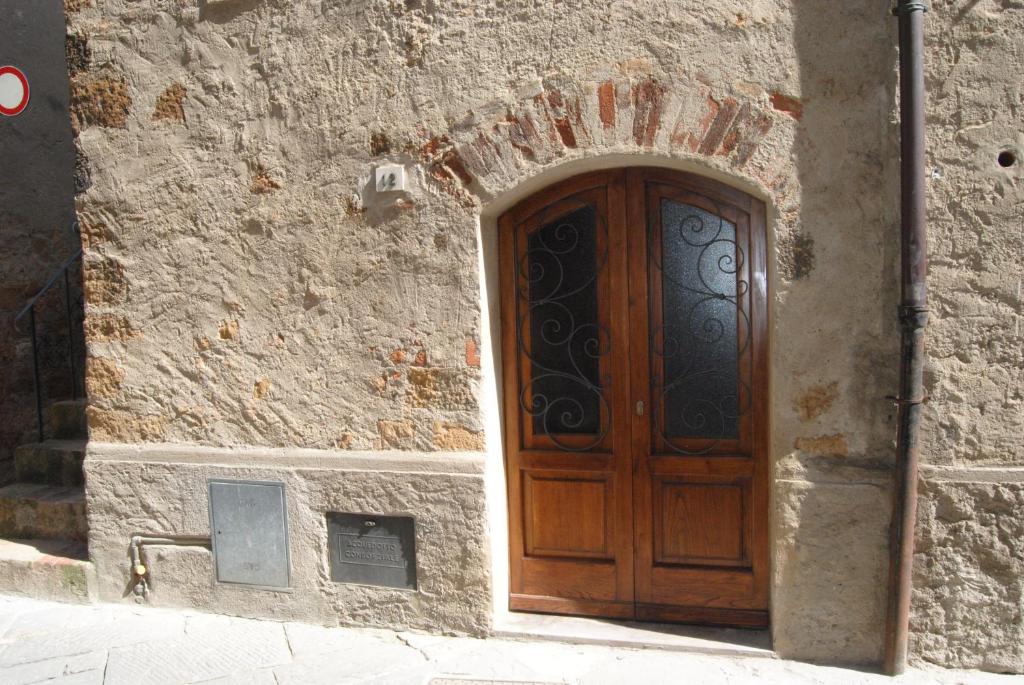 皮恩扎La Ginestra的石头建筑一侧的木门