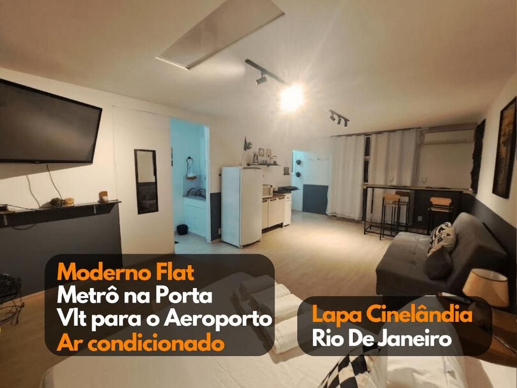 里约热内卢Flat Novinho Cinelândia LAPA VLT e Metrô Aeroporto的带沙发和电视的客厅
