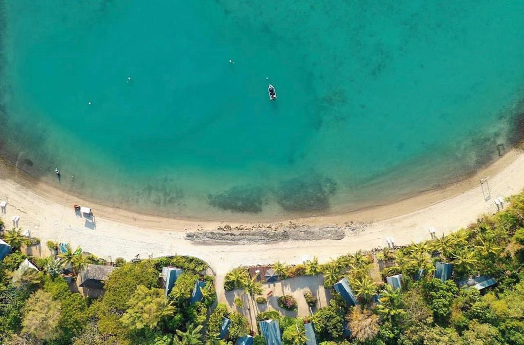 长岛棕榈湾度假酒店的海滩上方的海面景色,水面上设有一条船
