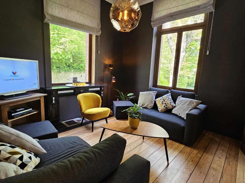 斯帕Heritage Villa in Spa with Garden的带沙发和电视的客厅