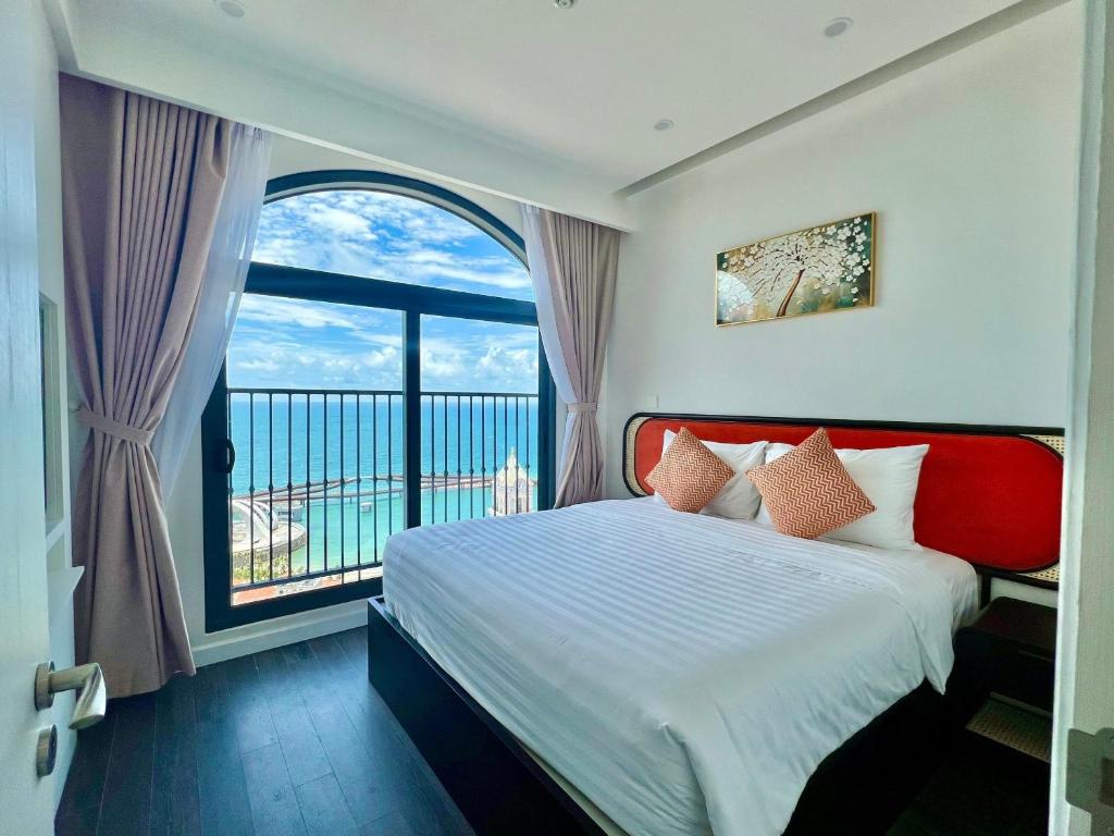 富国Harry Phu Quoc Hotel 3的一间卧室设有一张床和一个大窗户