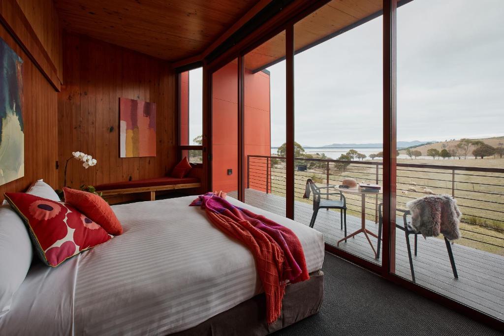 SorellIron Creek Bay Estate的一间卧室设有一张大床和一个大窗户