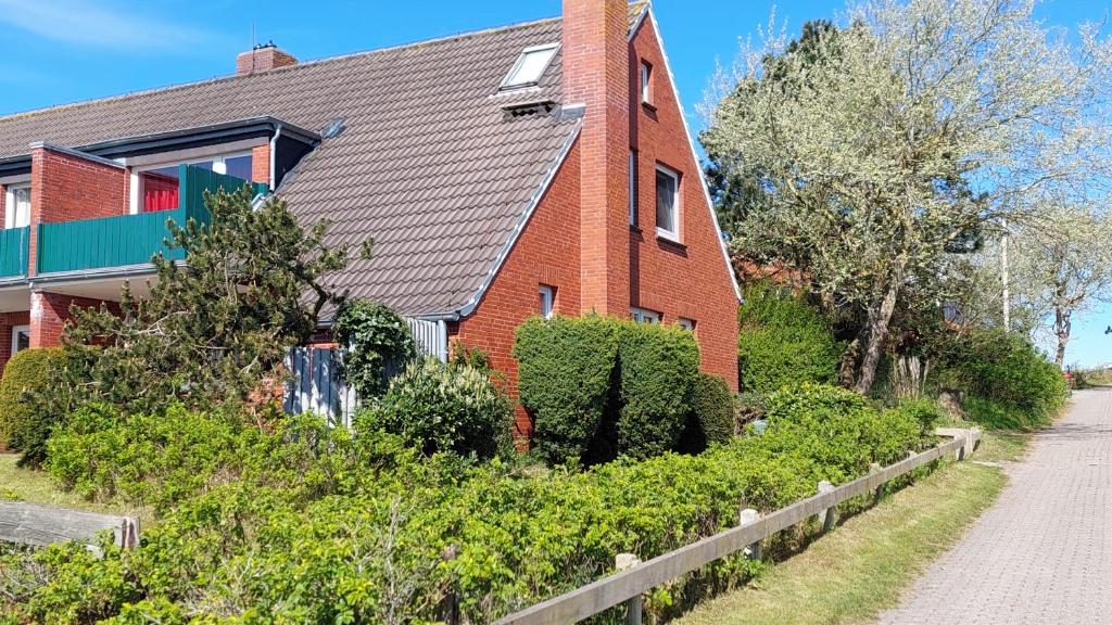 斯匹科罗格Hannes Huus的街道旁的红砖房子,有栅栏