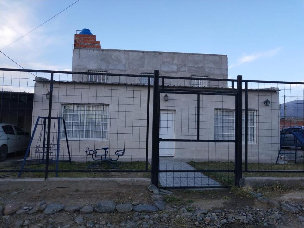 阿迈查德尔瓦勒Hospedaje Parano的建筑物前带长凳的围栏