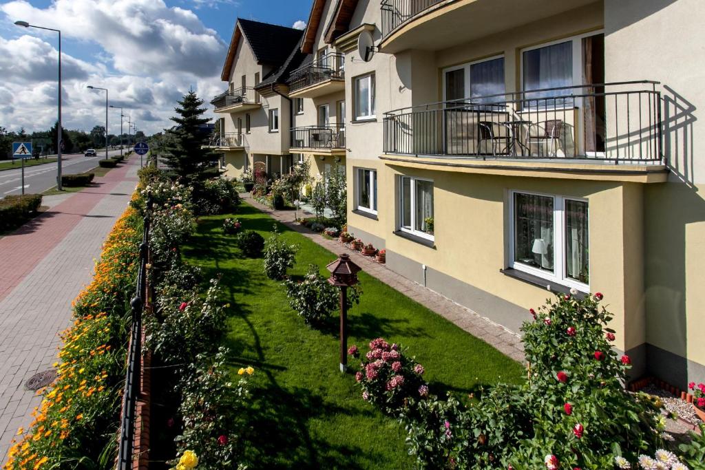 米兹多洛杰兹德鲁伊别墅旅馆的公寓大楼设有鲜花绿地庭院