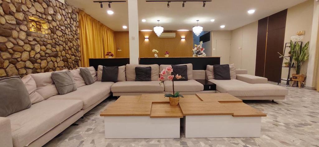 吉隆坡Bukit Tunku KLCC Grande Villa 11 by Vale Pine的客厅配有大沙发和桌子