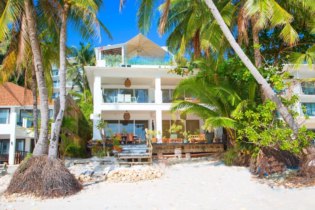 长滩岛Mayumi Beach Villa的棕榈树海滩上的酒店