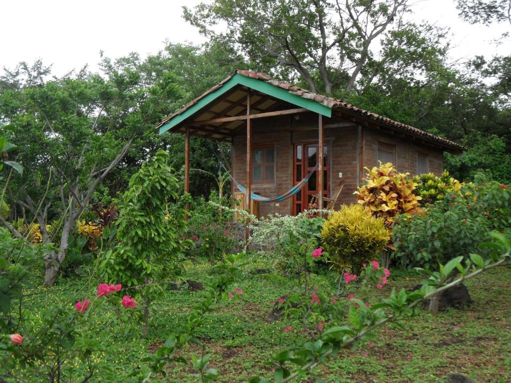 Mérida圣山旅馆的花园中的小房子