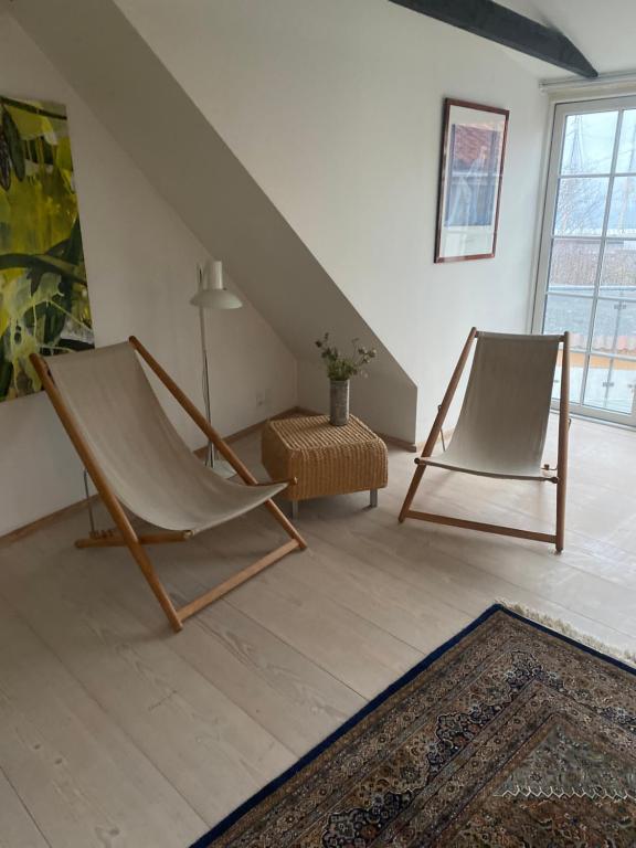 埃贝尔托夫特Ebeltoft的客厅配有吊床和椅子