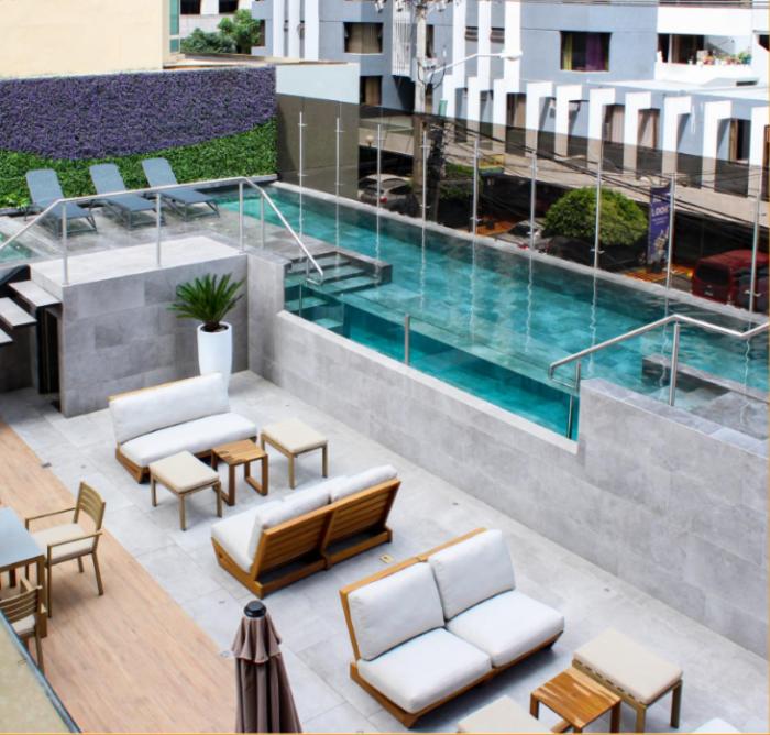 危地马拉Apartamento 1 Habitación, Edificio EON, Zona 10, Venecia的一座带桌椅的游泳池