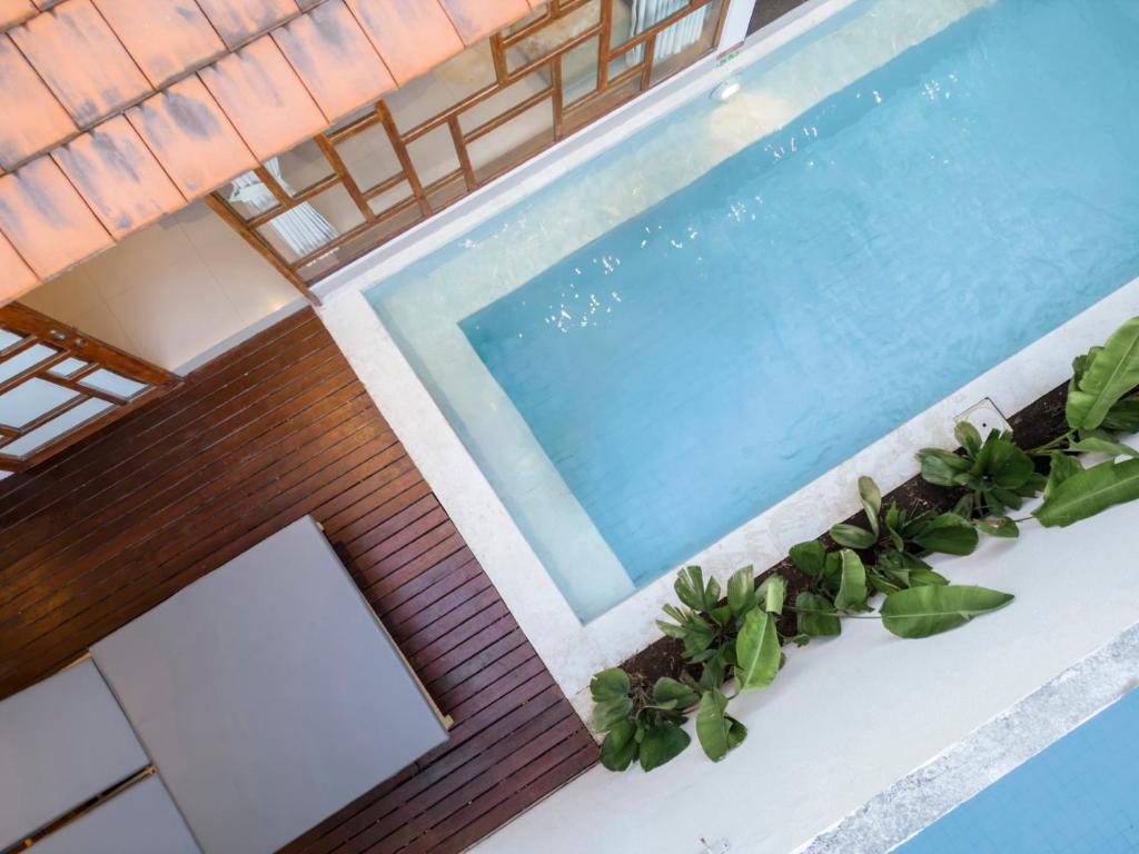 坎古Manca Villa Canggu by Ini Vie Hospitality的植物之家的游泳池
