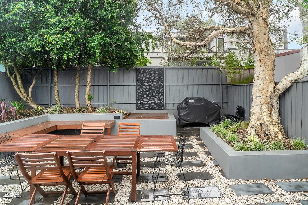 悉尼Balmain Beauty - Spacious Garden的一个带桌椅和树的庭院