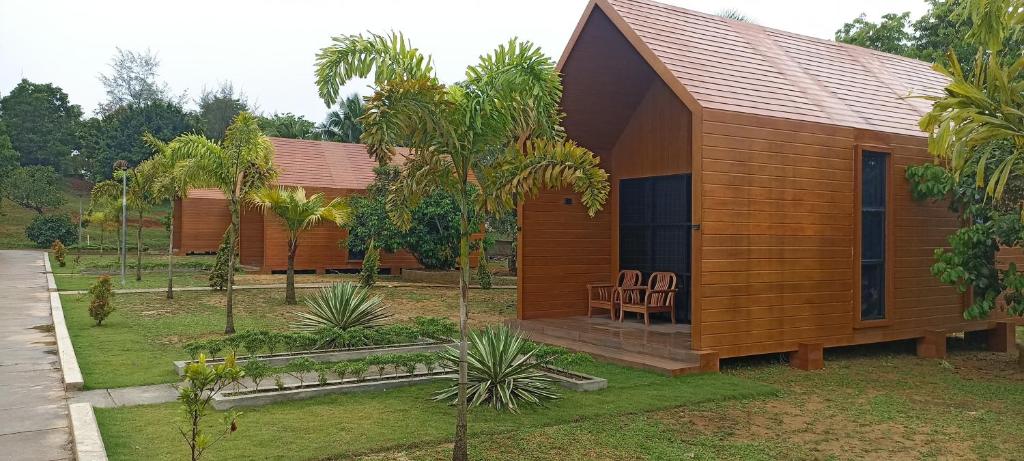 KangkakawalAwandari Resort & Convention的小木屋在庭院内配有桌椅