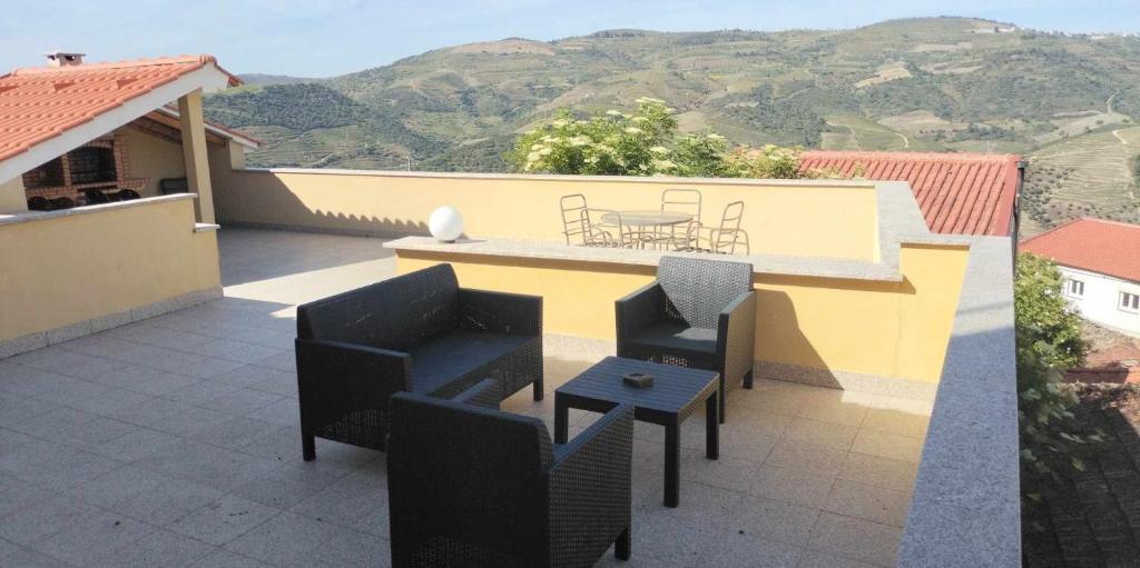 塔布阿苏Douro House的阳台的天井配有桌椅